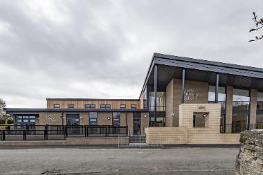 Dailly primary closer view of front of school